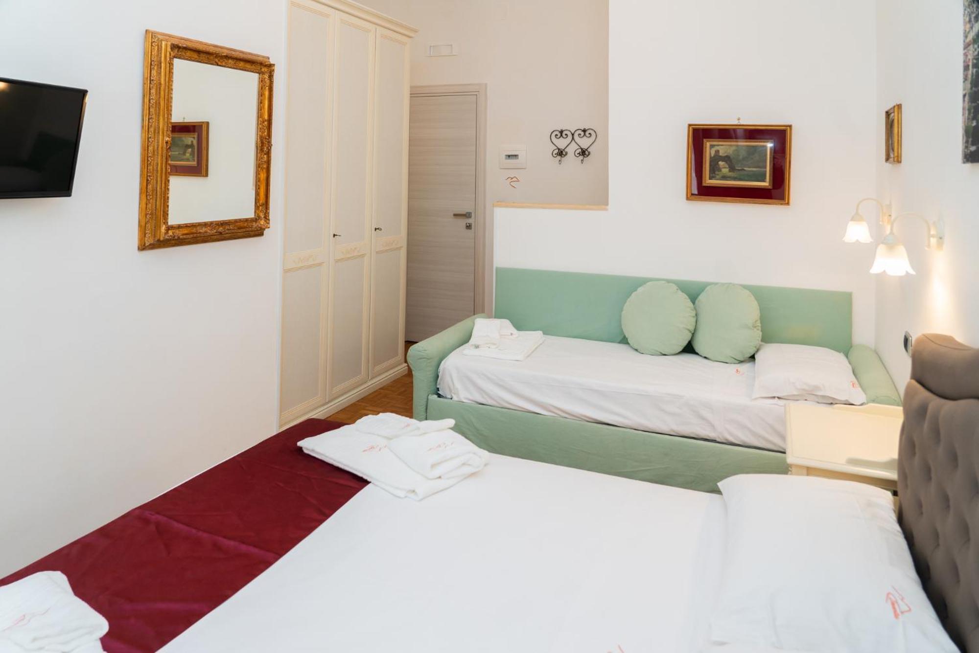 Suite Cervantes Napoli Bagian luar foto